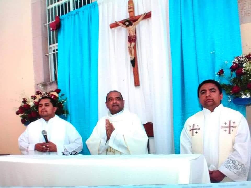 Padre Luis durante una celebracion eucaristica con otros sacerdotes