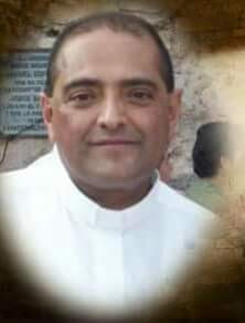 Padre Luis Salazar Santoyo con camisa clerical