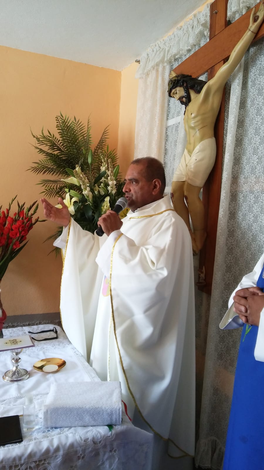 Padre Luis Salazar Santoyo durante una celebracion religiosa